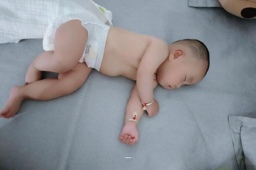 桦甸3个月宝宝怎么抱